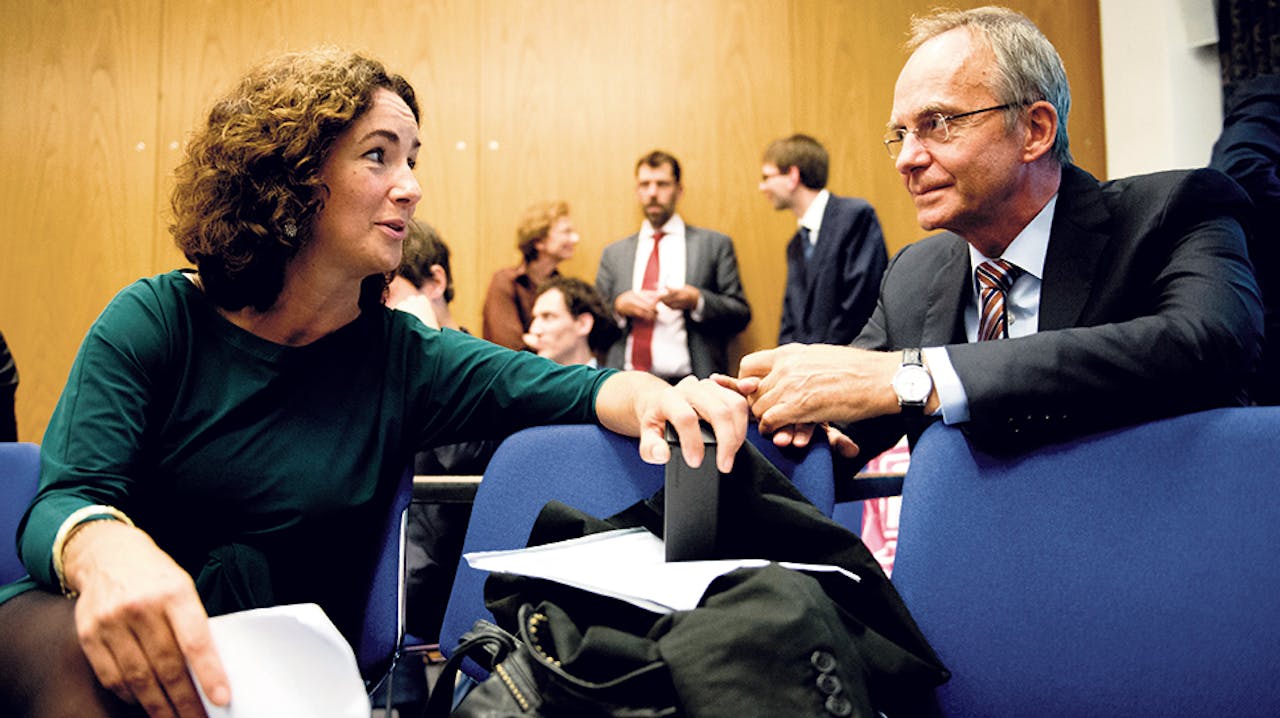 Voormalig GroenLinks-leider Femke Halsema en minister Henk Kamp van Economische Zaken tijdens de presentatie van het rapport Commissie behoorlijk bestuur.