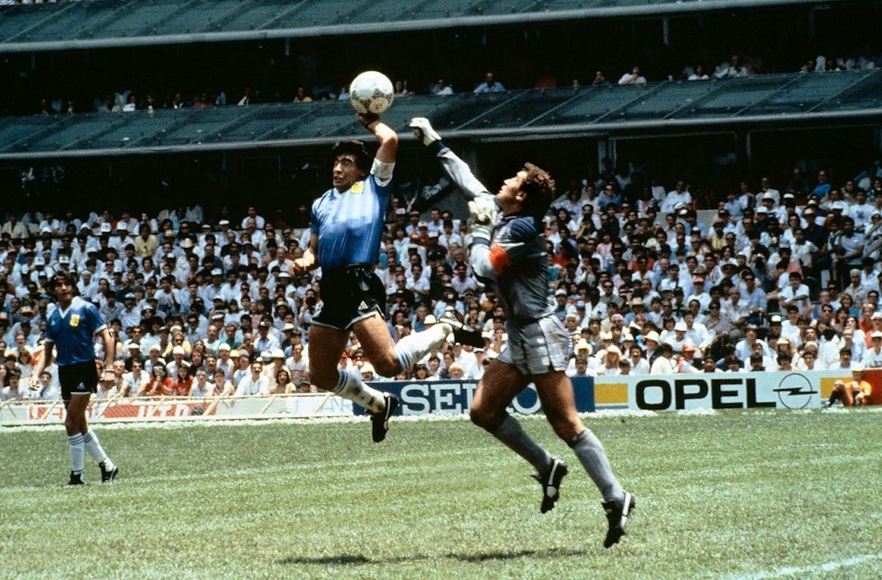Diego Maradona scoort zijn eerste goal in de wedstrijd Argentinië-Engeland, tijdens het wereldkampioenschap voetbal in 1986 in Mexico.