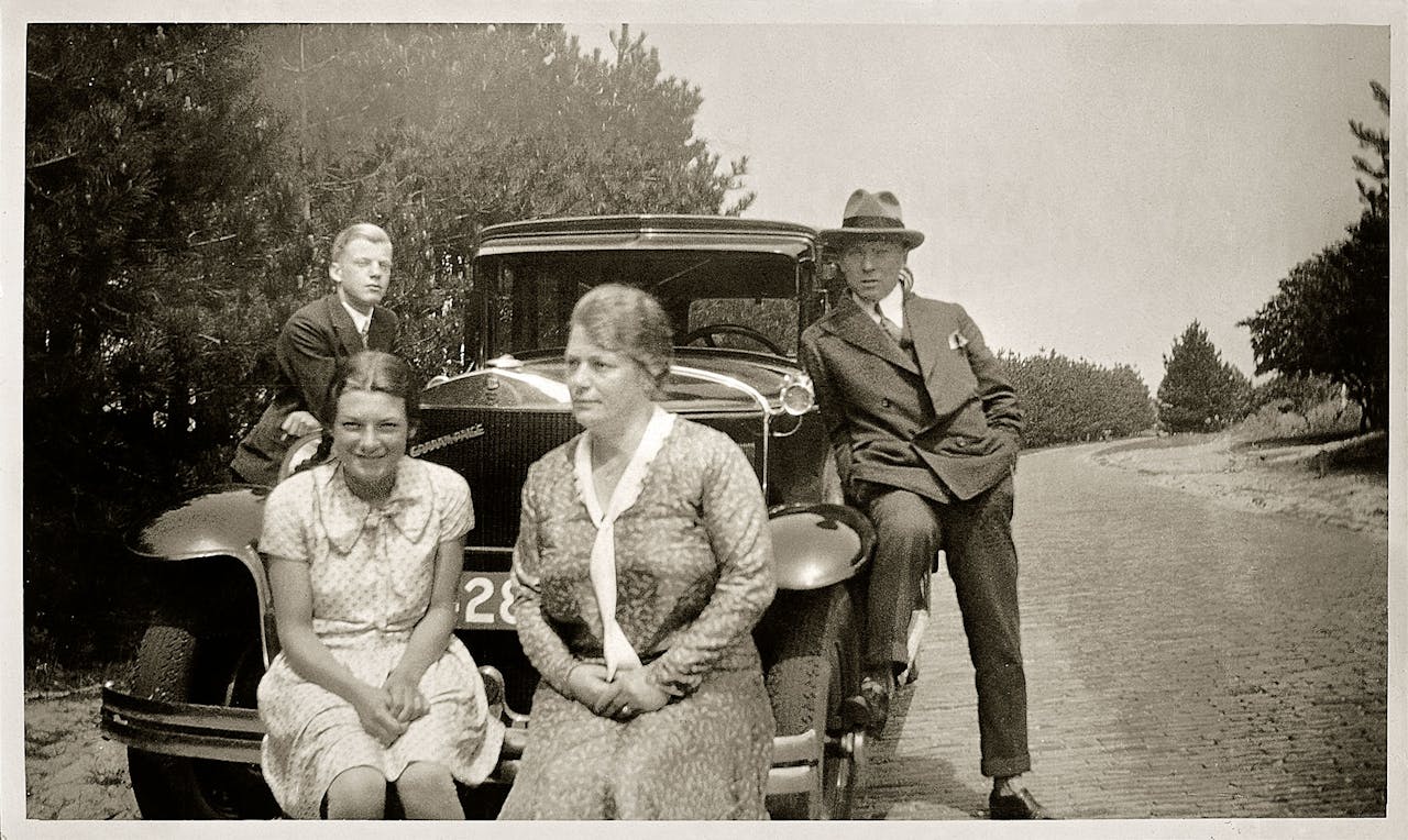 Wim Selderbeek met zijn vrouw, Hendrika, en zijn kinderen, Riet en Wim jr., in 1929 in Bergen aan Zee, de habitat van de schilders van de Bergense School.