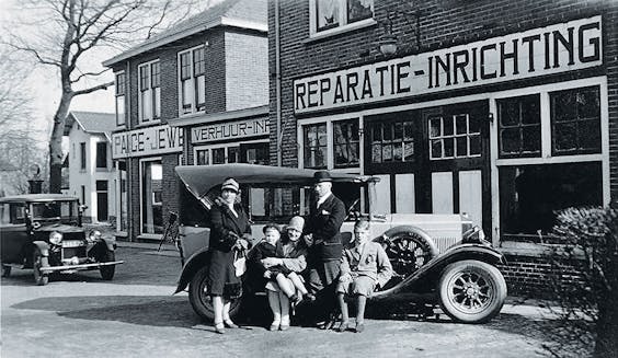 Selderbeek voor zijn autohandel in Soest, jaren 20; rechts: Harry Kuijten, ‘Thorbeckeplein’, ongedateerd.