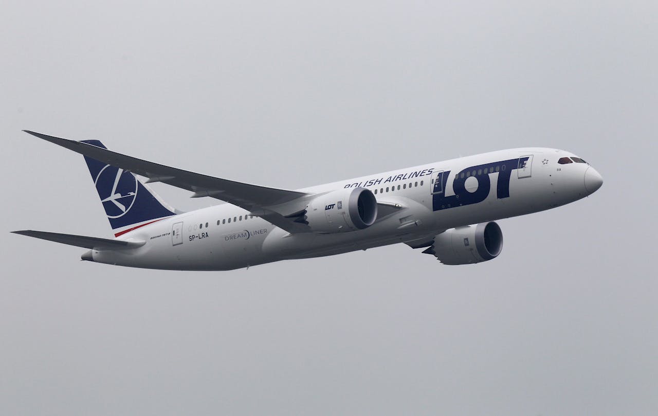De eerste Boeing 787 Dreamliner in bezit van de Poolse luchtvaarmaatschappij LOT vliegt laag over Chopin Internationl Airport in Warschau, 15 november 2012. LOT is de eerste Europese Airline met een Dreamliner in bezit.
