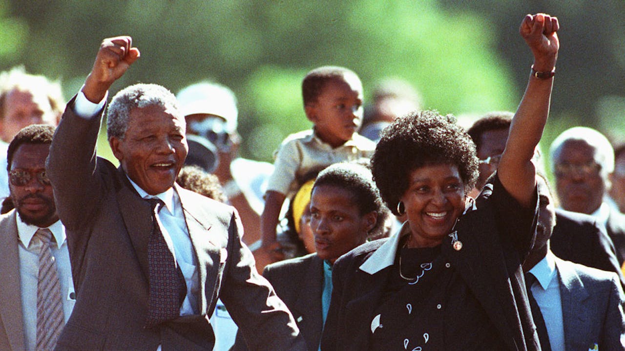 Voormalig ANC-leider Nelson Mandela en zijn toenmalige vrouw Winnie verlaten de Victor Verster gevangenis op Robben-eiland op 11 februari 1990.