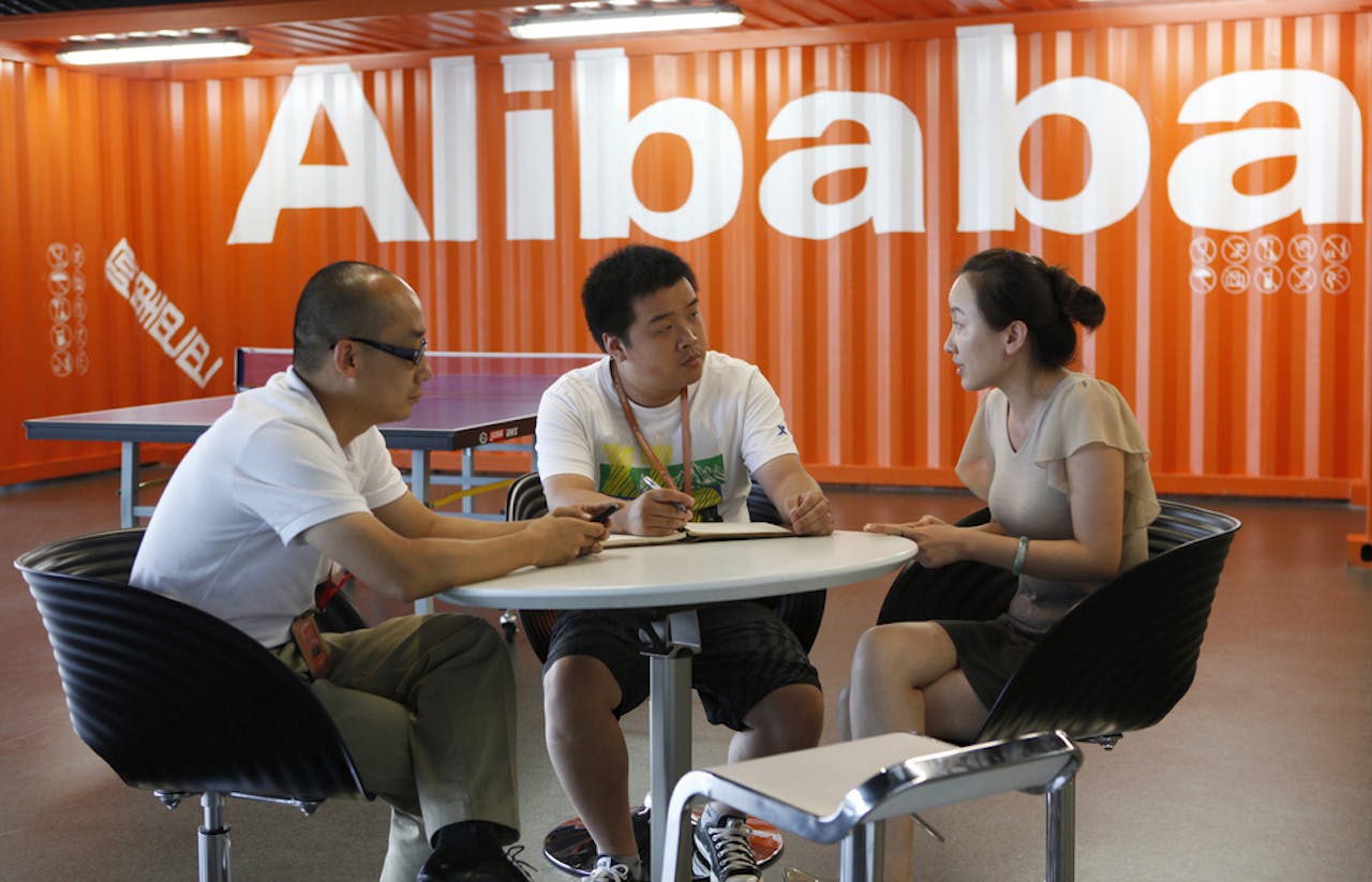 Werknemers in het hoofdkantoor van Alibaba in de Chinese stad Hangzhou
