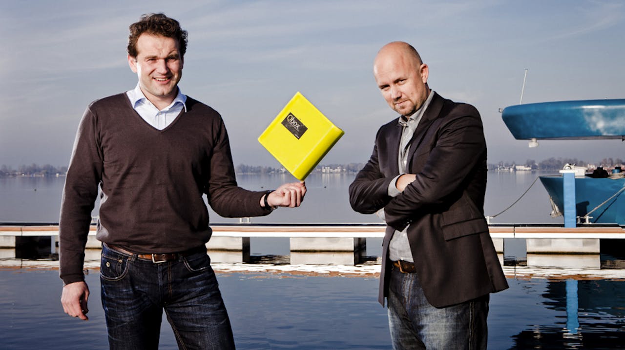 Michel Muurmans, de directeur van Qurrent, met de Q-box, een onderdeel van het energiemanagementsysteem dat door zijn voorganger Igor Kluin (rechts) is ontwikkeld.