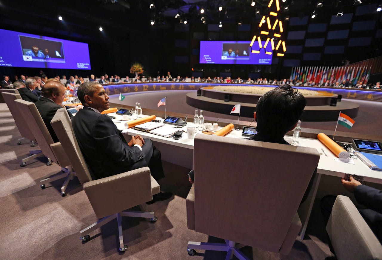 De deelnemers aan de nucleaire top in Den Haag vergaderden gezeten op stoelen van Hans Lensvelt. Het ging om een aangepaste versie van de AVL Office Chair, 'met een verhoogde rugleuning voor extra status, bekleding in stone-grey dynamica silk’ en een wit gepoedercoat onderstel'.