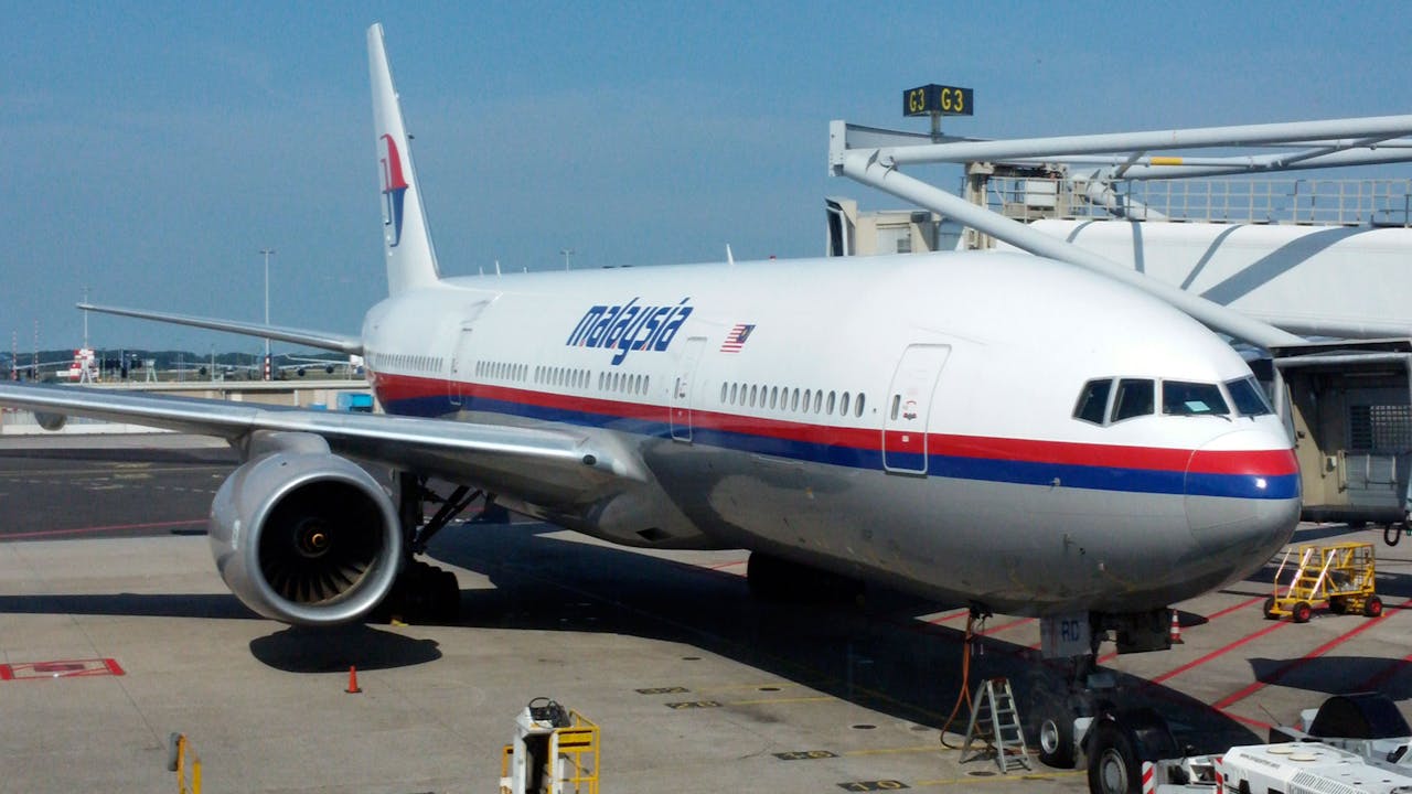 De Malaysia Airlines Boeing 777-200ER vliegtuig voor de vlucht MH17 van Amsterdam naar Kuala Lumpur donderdag op Schiphol.