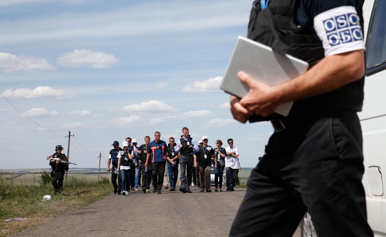 Leden van de OVSE en een Nederlands forensisch onderzoeksteam bezoeken het gebied waar het passagiersvliegtuig van Malaysia Airlines vlucht MH17 neerstortte bij het dorp Hrabove (Grabovo), regio Donetsk.