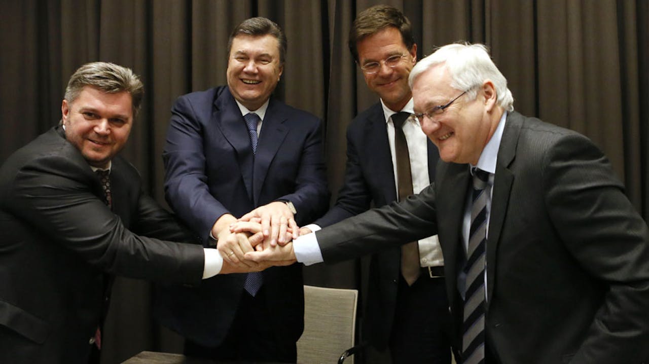 De Oekraïnse energie minister Eduard Stavitsky, premier Viktor Janoekovitsj, premier Mark Rutte en Shell-topman Peter Voser schudden handen na het sluiten van een miljardendeal tjidens het WEF 2013 in Davos.
