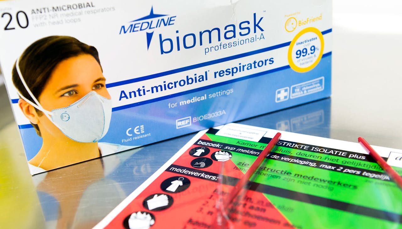 Instructies, mondmaskers en een spatbril in een isolatiekamer in het Academisch Medisch Centrum (AMC). Als er een patiënt met ebola in Nederland is, zal deze in een isolatiekamer van het AMC worden opgenomen of in een ander ziekenhuis met een soortgelijke voorziening.