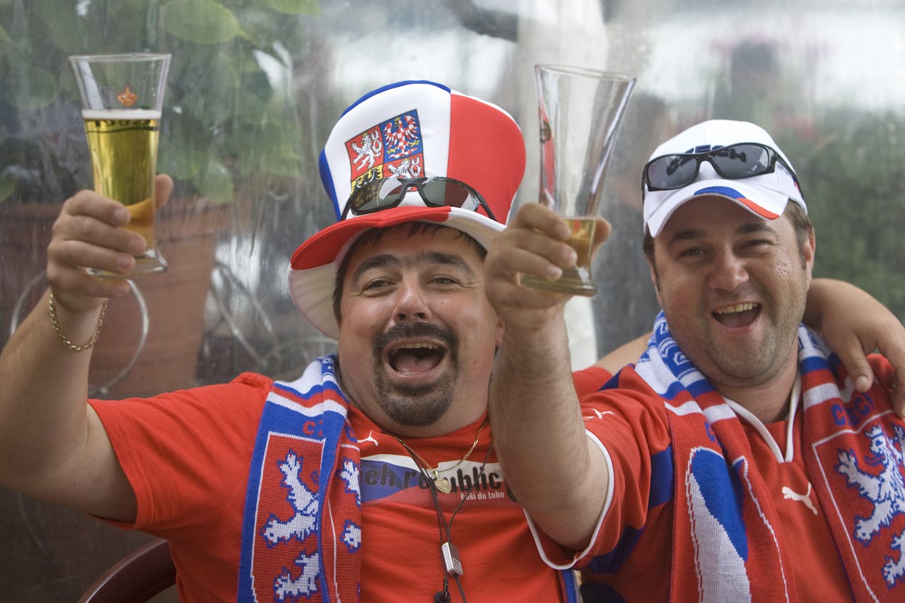 Tsjechische voetbalfans drinken een biertje