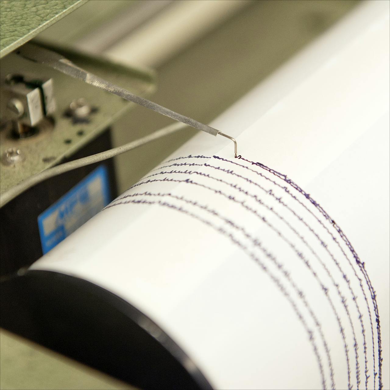 Een seismograaf in de analyseruimte van het KNMI toont de seismische activiteit in Nederland.