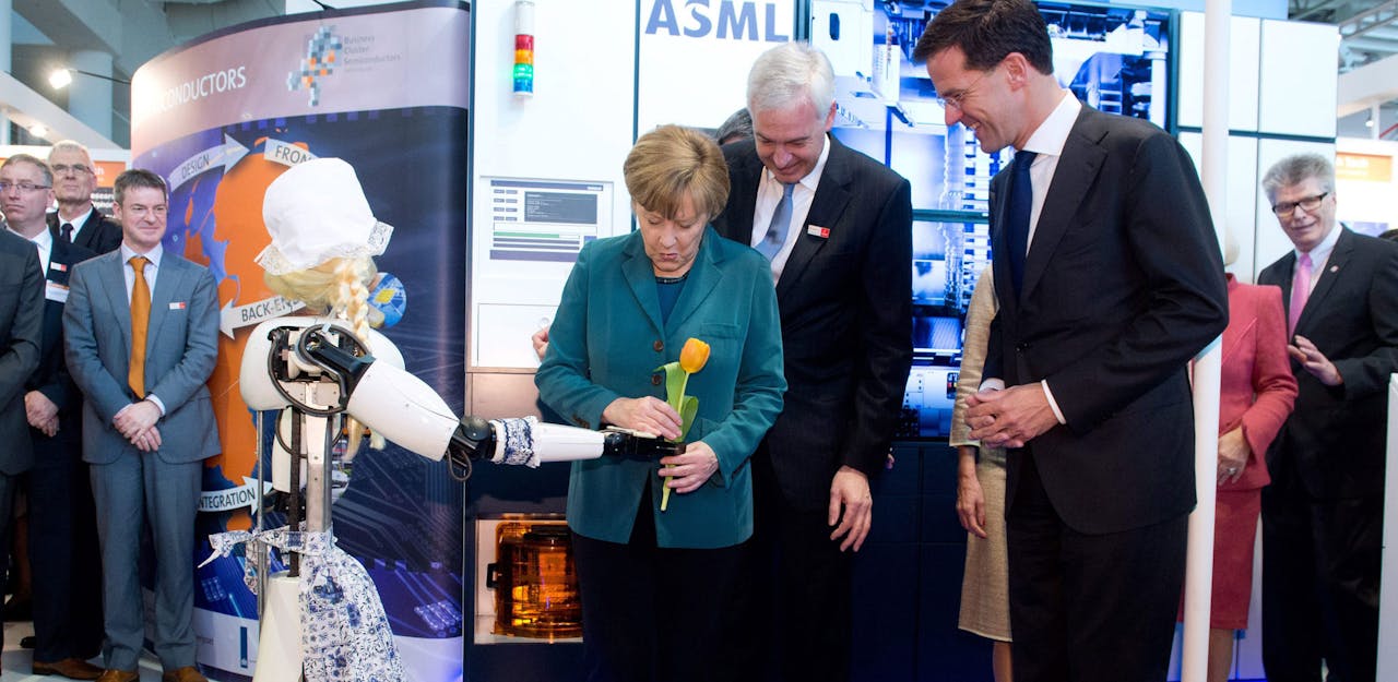 Bondskanselier Angela Merkel (links) en premier Mark Rutte bij de robot Frau Antje en Marc Hendrikse (tweede van rechts) van de Technische Universiteit Eindhoven bij de opening van de Hannover Messe.