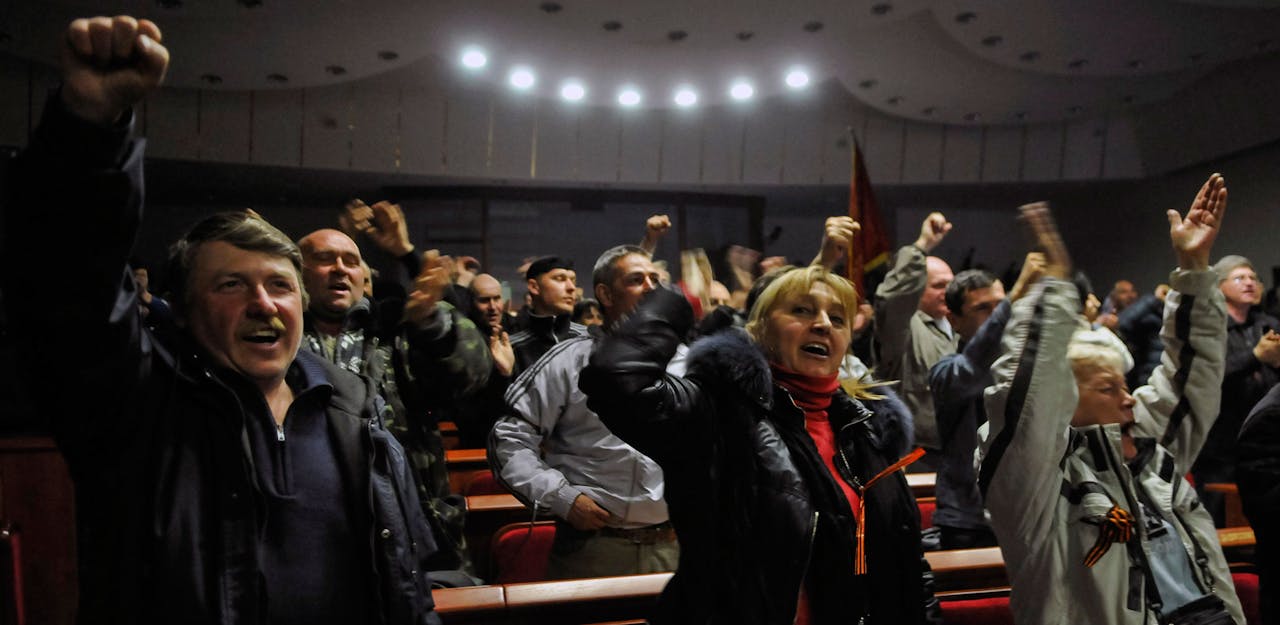 Pro-Russische demonstranten roepen de onafhankelijke republiek Donetsk uit in het regionale regeringscentrum in Donetsk.