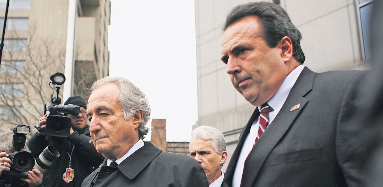 Bernard Madoff (links) bij rechtbank New York in 2009, waar hij 150 jaar celstraf kreeg opgelegd.