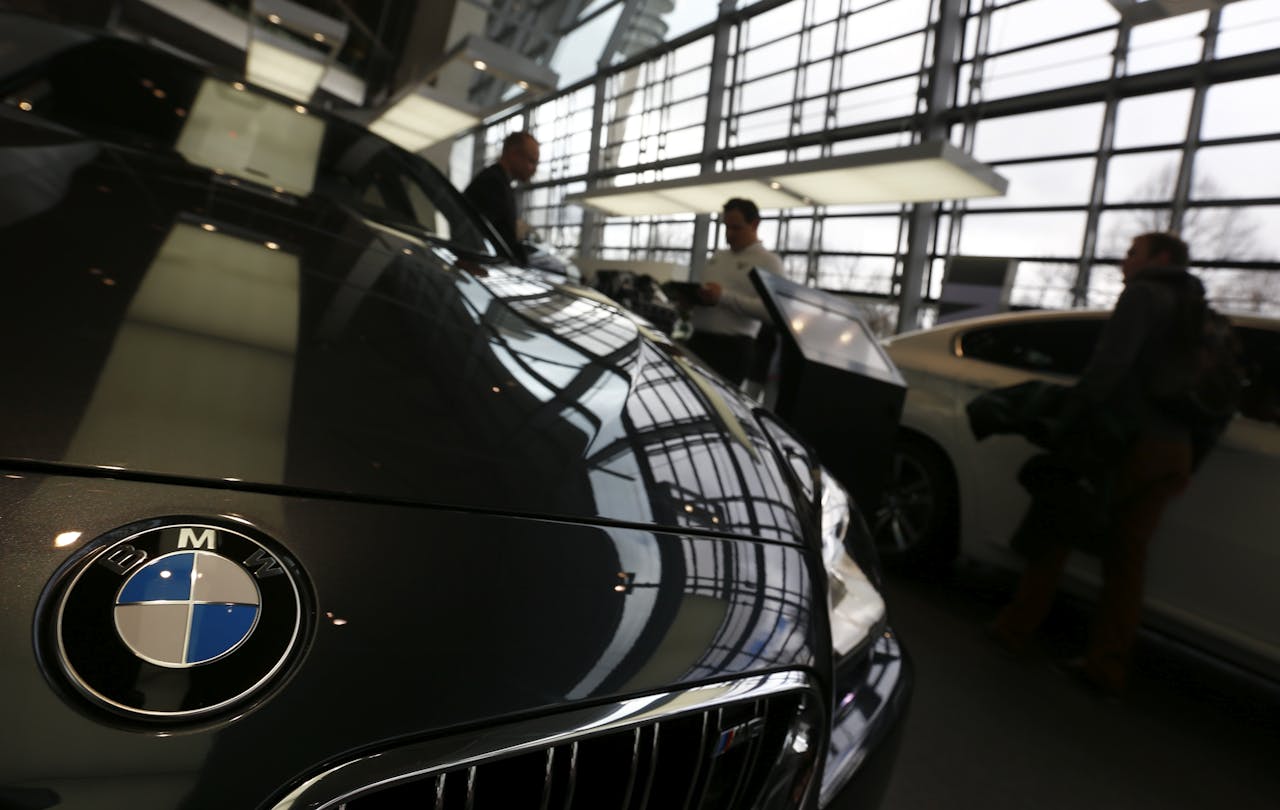 Bezoekers van het hoofdkantoor van BMW in München bekijken een nieuw model.