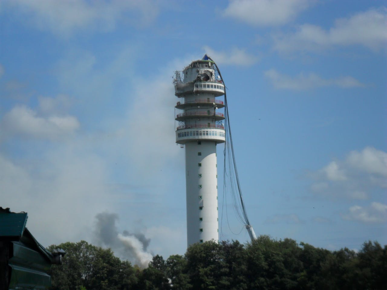 Een deel van de zendmast bij het Drentse Hoogersmilde is ingestort na een brand.