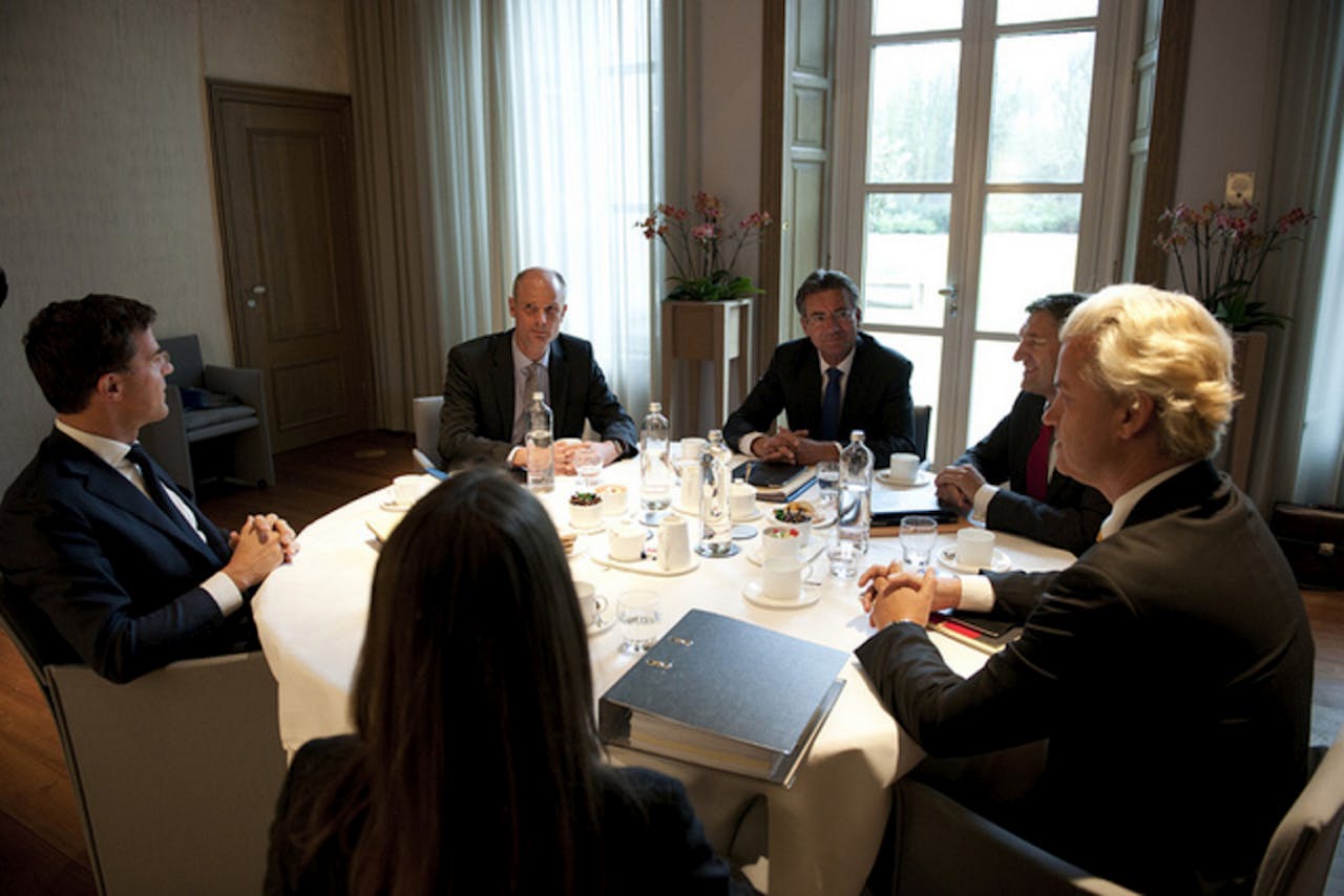 Rutte, Verhagen en Wilders samen met hun secondanten tijdens het eerste overleg in het Catshuis.