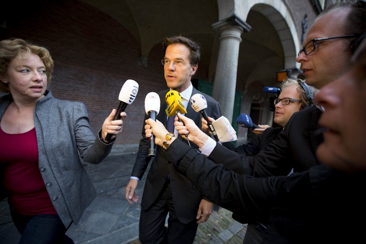 Mark Rutte komt aan op het Binnenhof voor zijn gesprek met verkenner Henk Kamp.