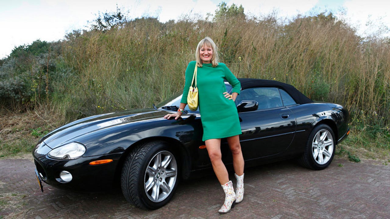 Godelijn Boonman, advocaat bij GMW advocaten in Scheveningen met haar Jaguar XK8.