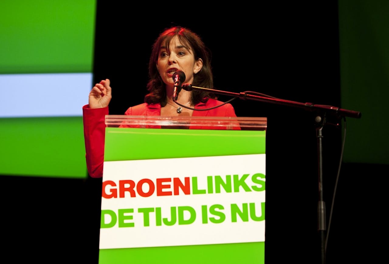 Lijsttrekker van GroenLinks, Jolande Sap, spreekt de leden toe tijdens het partijcongres in het Vredenburg in Utrecht.