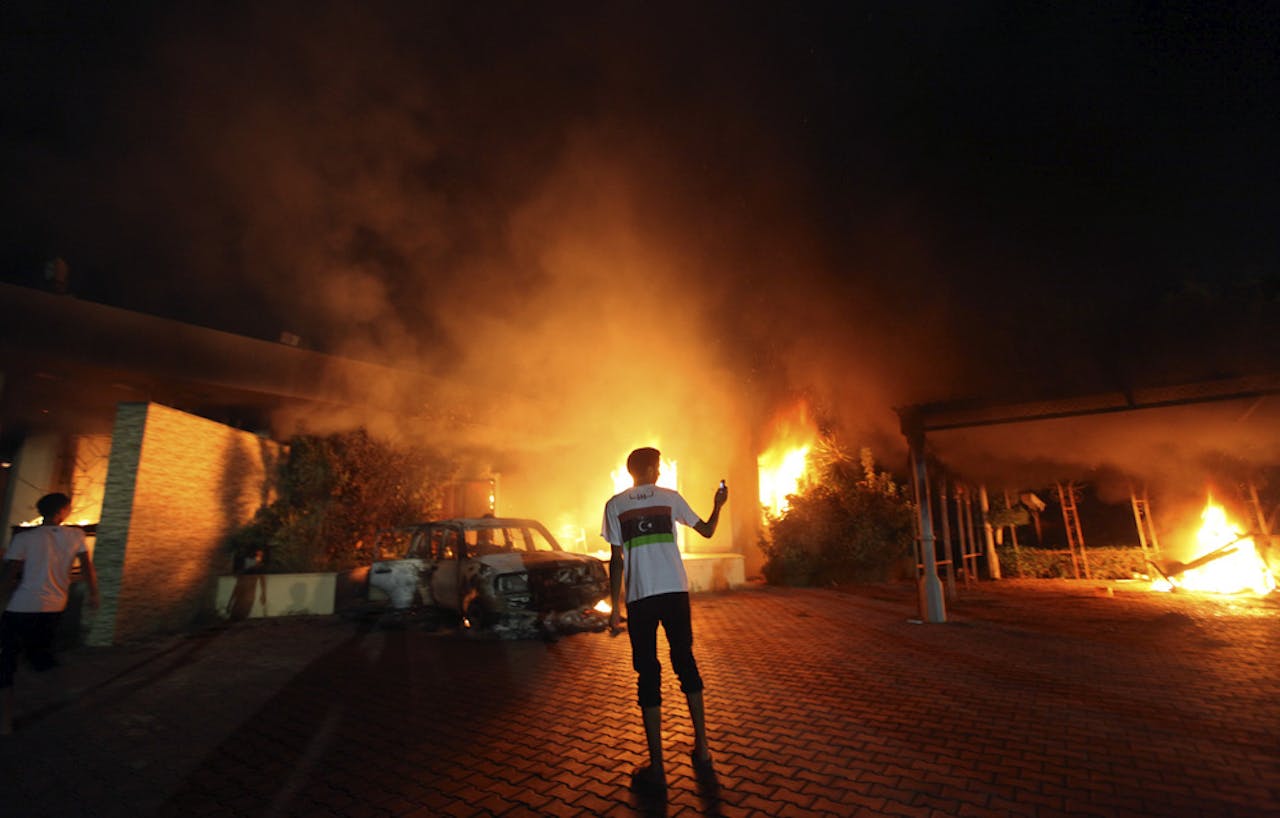 Het Amerikaanse consulaat in Benghazi brandt na de aanval van de radicale islamitische groep.