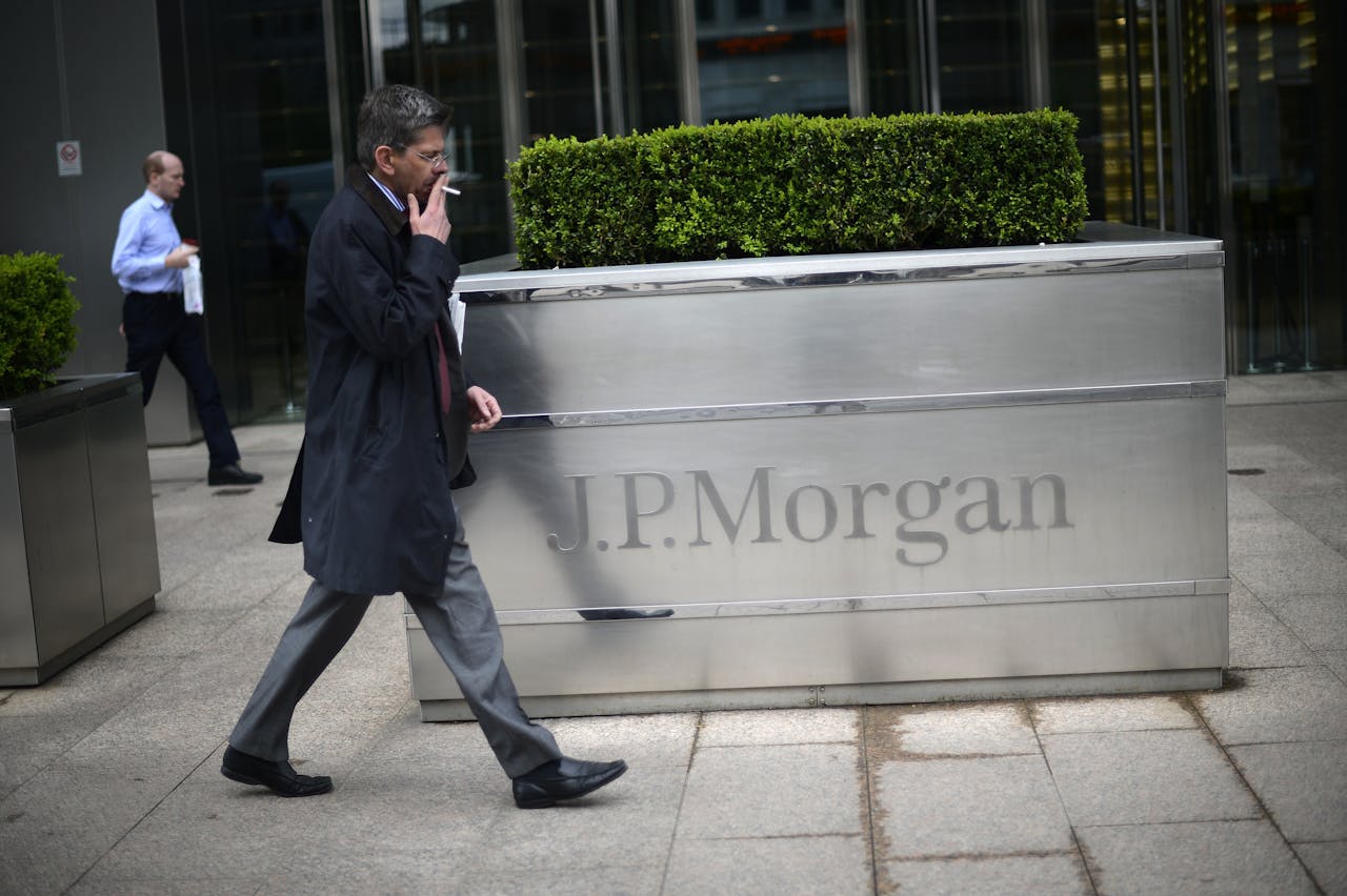 Een man loopt voorbij het hoofdkantoor van JPMorgan in Londen.