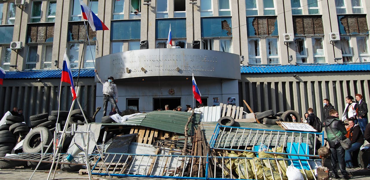 Pro-Russische demonstranten op barricades voor een overheidsgebouw in Loehansk.