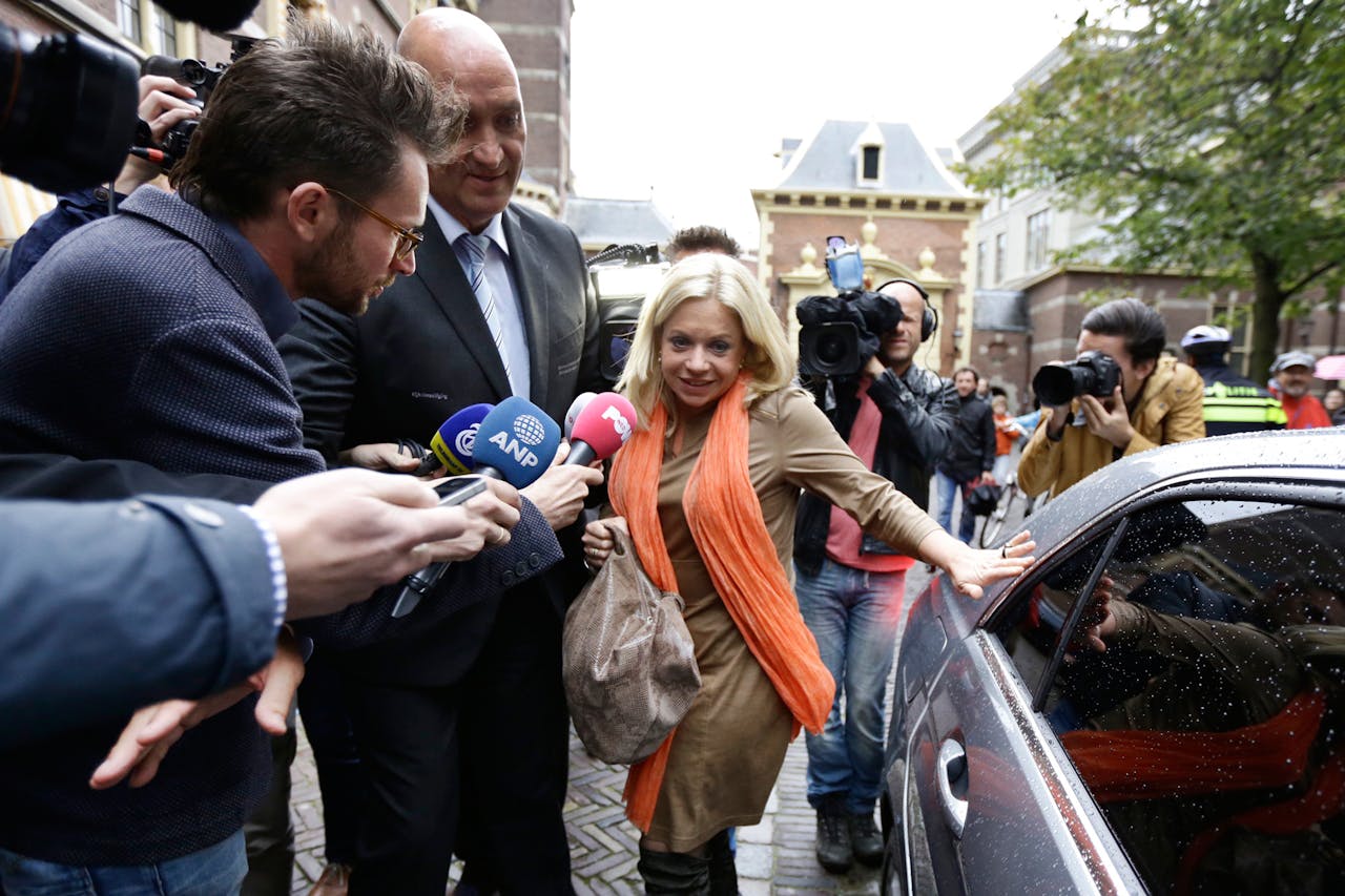 Minister Jeanine Hennis van Defensie arriveert op het Binnenhof voor een extra kabinetsberaad over deelneming aan de internationale strijd tegen Islamitische Staat