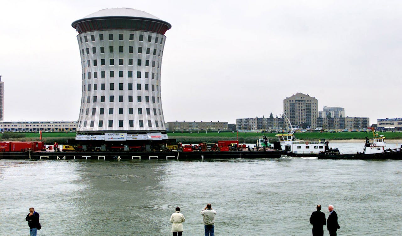 Hoofdkantoor van Mammoet gaat in oktober 2001 op transport. Het gebouw (in de vorm van een bolder) met een gewicht van ca. 2500 ton gaat over water van Zwijndrecht naar Schiedam.