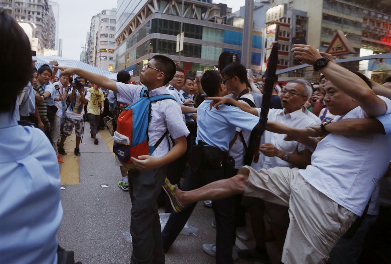 Demonstranten voor en tegen de regering tegenover elkaar in Hongkong.