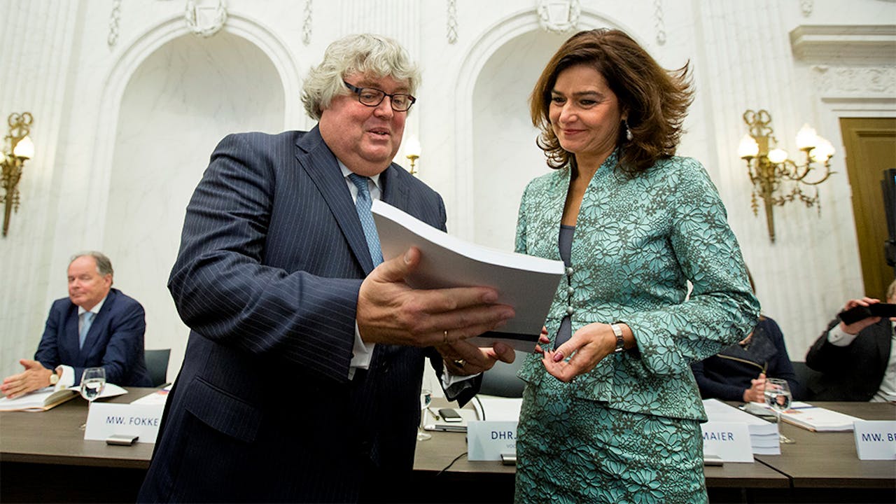 Kamervoorzitter Anouchka van Miltenburg (R) neemt het eindrapport van de Tijdelijke commissie ICT in ontvangst uit handen van commissievoorzitter Ton Elias