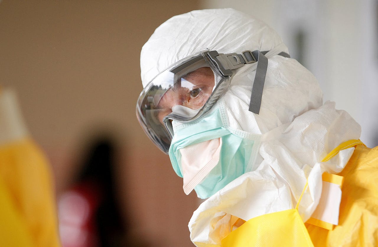 Amerikaanse dokter in beschermende kleren bereidt zich voor op de behandeling van ebolapatiënten.
