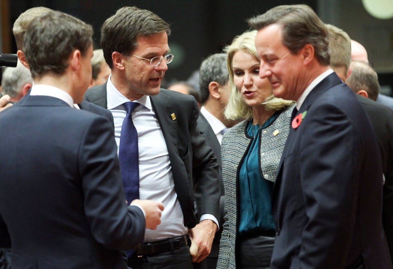 Premier Rutte in gesprek met zijn Britse ambtgenoot David Cameron (rechts) tijdens de Eurotop. De Deense premier Helle Thorning Schmidt en de Estse premier Taavi Roivas (links) luisteren mee.