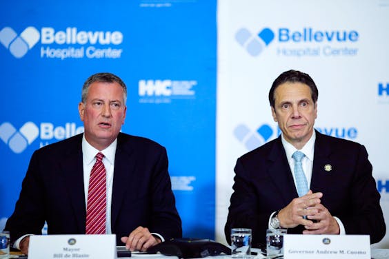 De burgemeester van New York, Bill de Blasio en de gouverneur van New York Andrew Cuomo donderdag tijdens de persconferentie.