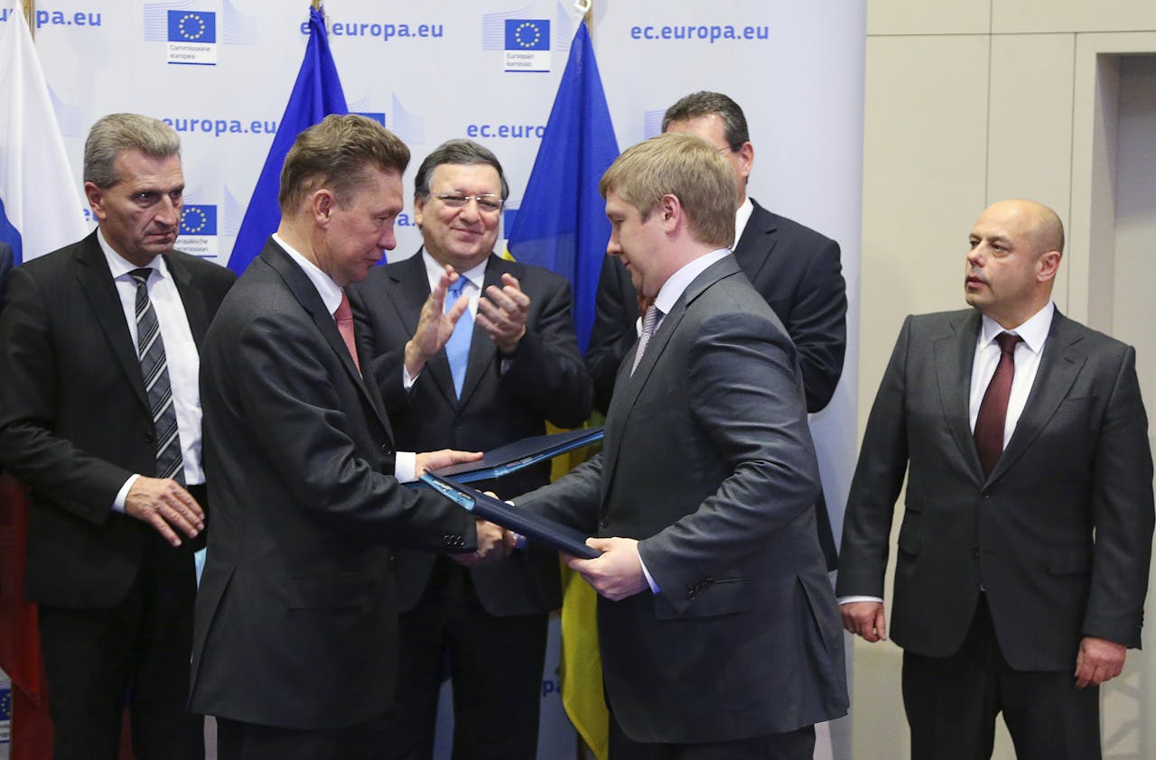 Gazprom-ceo Alexei Miller schudt de hand met Andriy Kobolev, topman van het Oekraïense gasbedrijf Naftogaz. De twee bedrijven zijn donderdag in het hoofdkantoor van de Europese Unie overeen gekomen dat de levering van Russisch gas aan Oekraïne weer hervat zal worden.