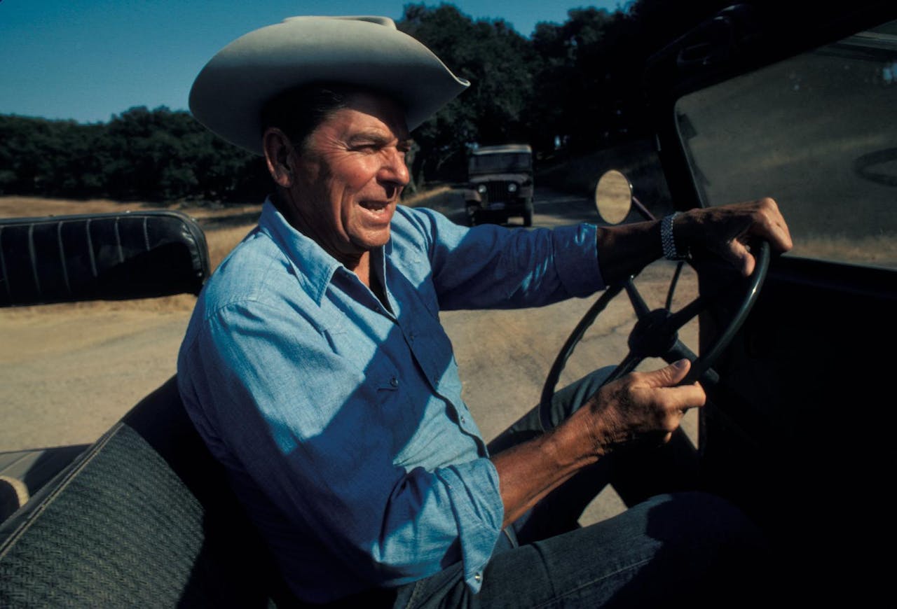 Gouveneur Ronald Reagan van Californië rijdt in 1976 in een jeep op zijn farm in Santa Barbara
