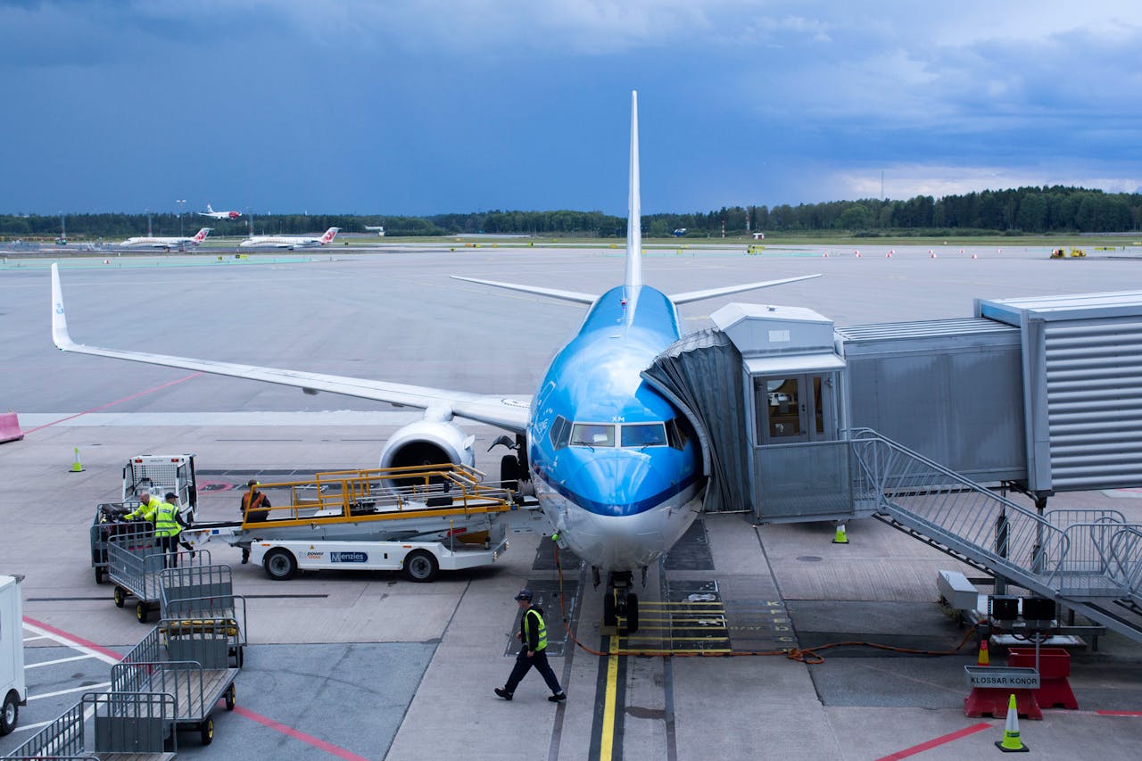 Een KLM-toestel op Stockholm Arlanda Airport. Air France-KLM heeft in november meer passagiers vervoerd.