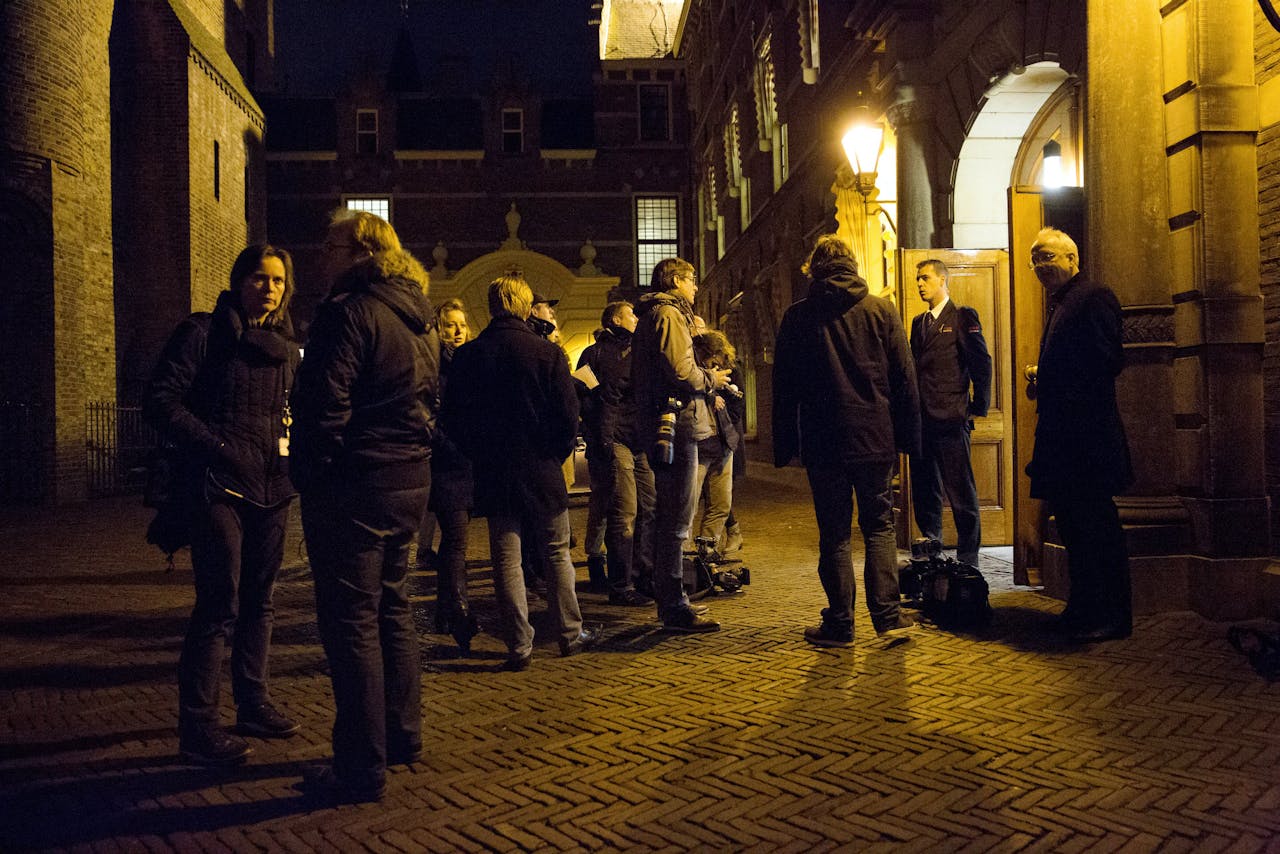 Pers wacht dinsdagavond buiten op het Haagse Binnenhof tijdens crisisberaad kabinet na het gesneuvelde zorgplan.