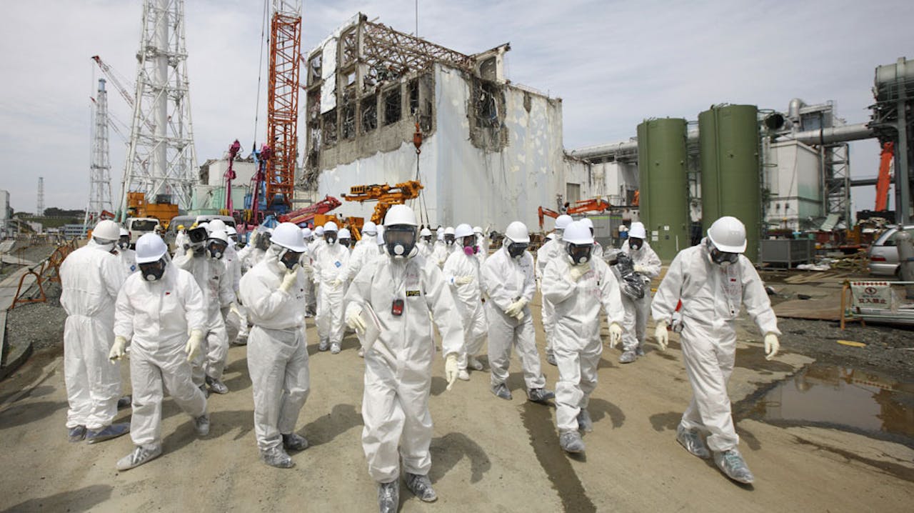 Werknemers van Tepco bezoeken de Fukushima kerncentrale op 26 mei 2012.