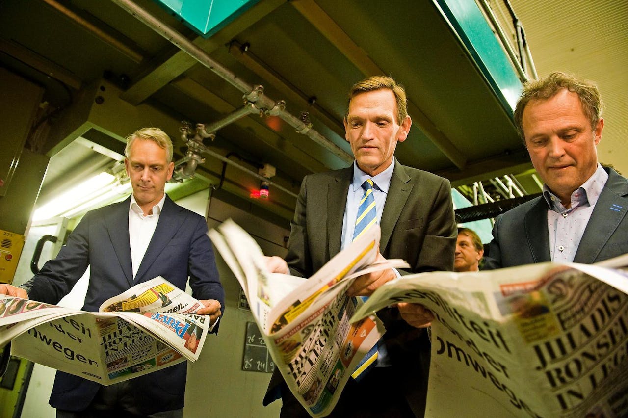 TMG-topman Geert-Jan van der Snoek (links) en Telegraaf-hoofdredacteur Sjuul Paradijs (midden).