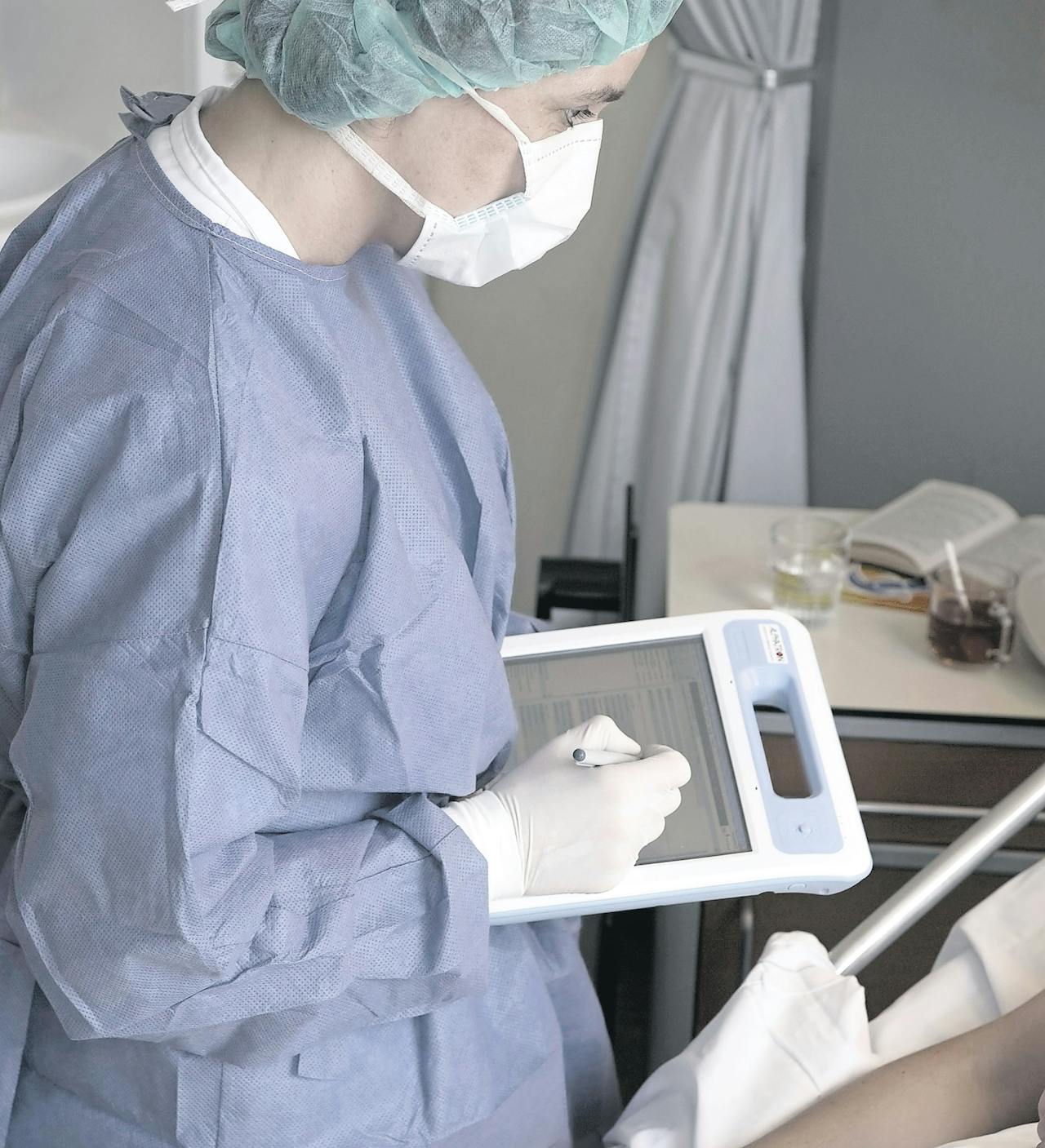 Bij een patiënte met een MRSA-besmetting wordt een anamnese afgenomen. De informatie wordt op een digitaal palet genoteerd en direct aan het elektronisch patiëntendossier toegevoegd.
