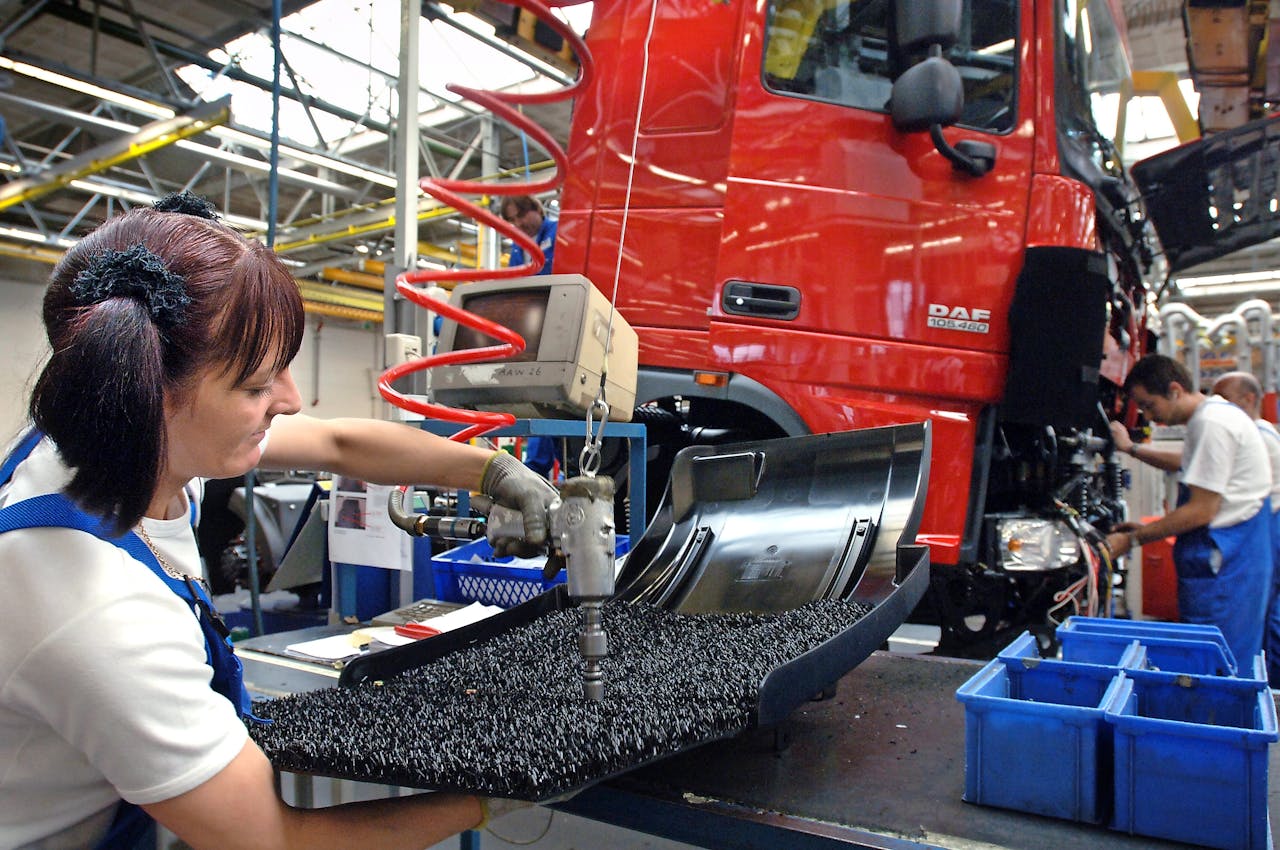 Truckfabrikant DAF loopt omzet mis doordat het zijn vrachtwagens later dan afgesproken bij Russische klanten aflevert.