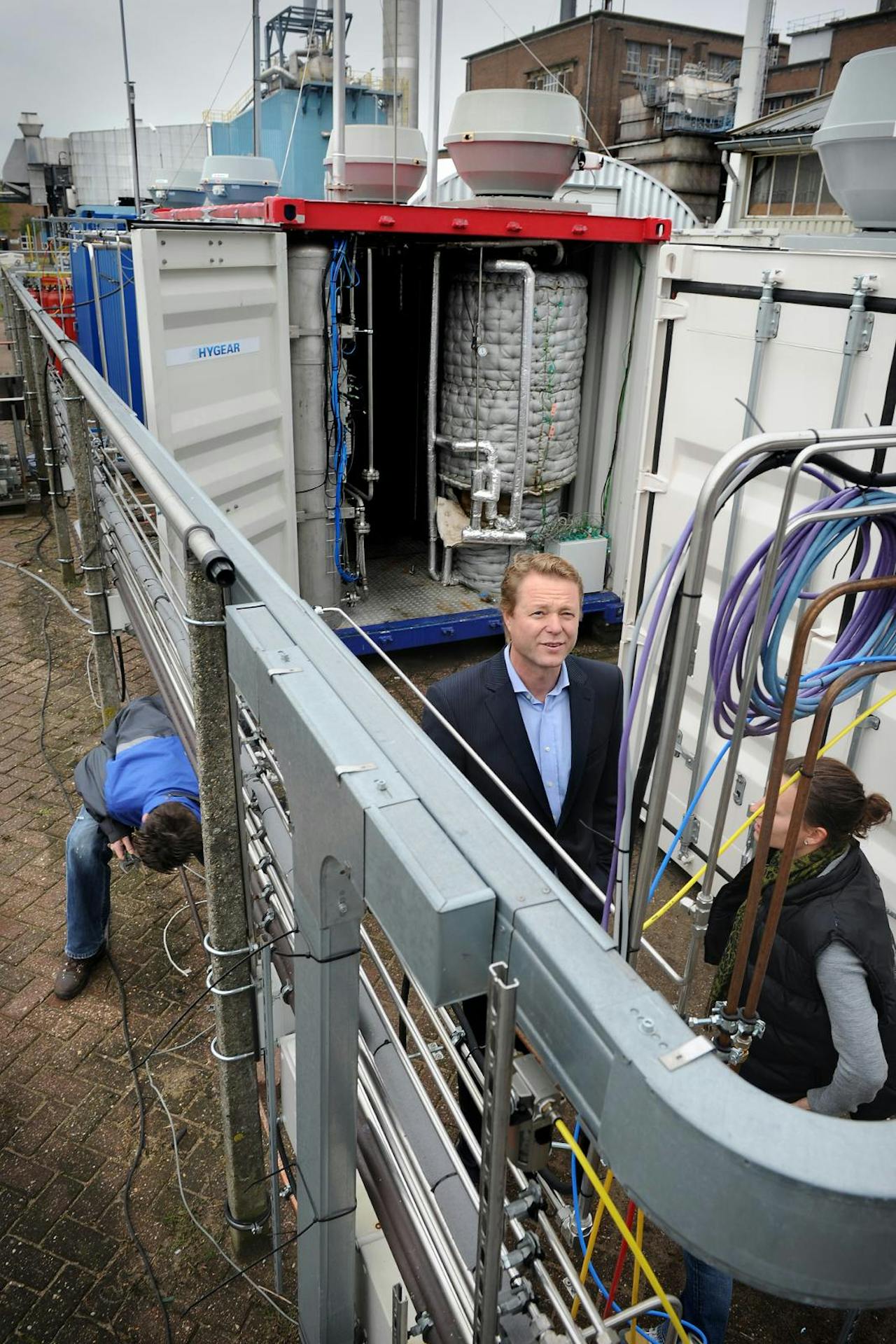 Directeur Marinus van Driel (m.) van HyGear, dat minifabriekjes maakt voor de productie van waterstofgas.