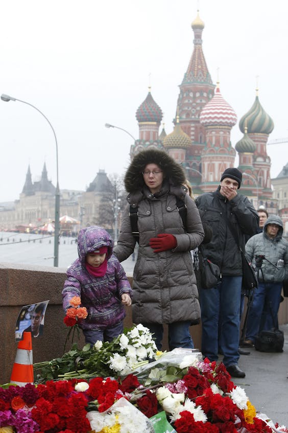 Mensen leggen bloemen op de plek waar Nemtsov vrijdagnacht werd doodgeschoten.