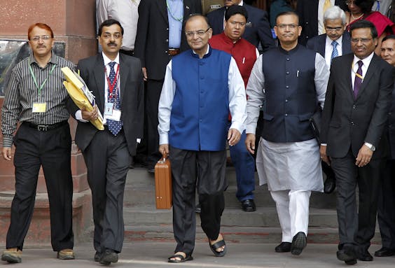 Arun Jaitley (midden) met de Indiase begroting