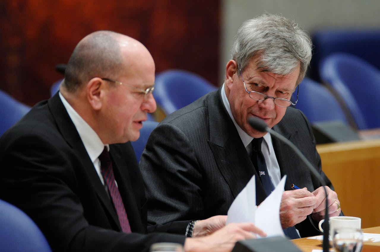 Fred Teeven (links) en Ivo Opstelten staatssecretaris en minister van Veiligheid en Justitie.