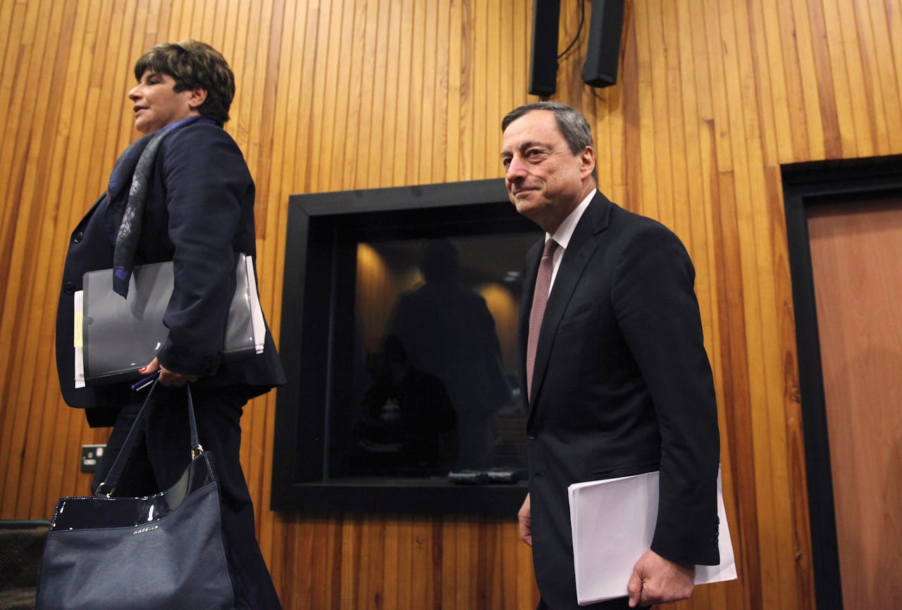 Gouverneur van de Centrale Bank van Cyprus Chrystalla Georghadji (links) en ECB president Mario Draghi voor de persconferentie donderdag in Nicosia.