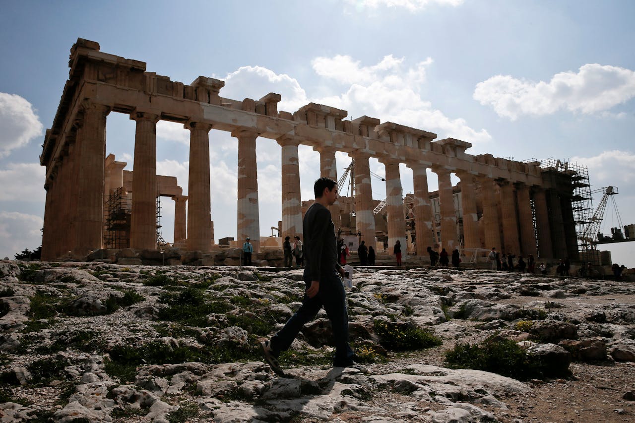 Toeristen bij het Parthenon in Athene.