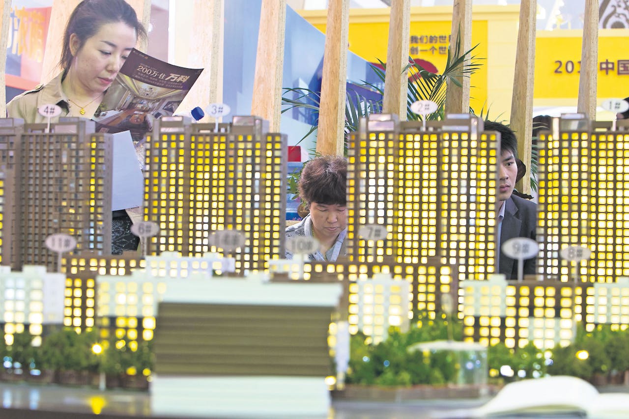 Maquettes van appartementencomplexen op een beurs voor woningzoekenden in Peking.