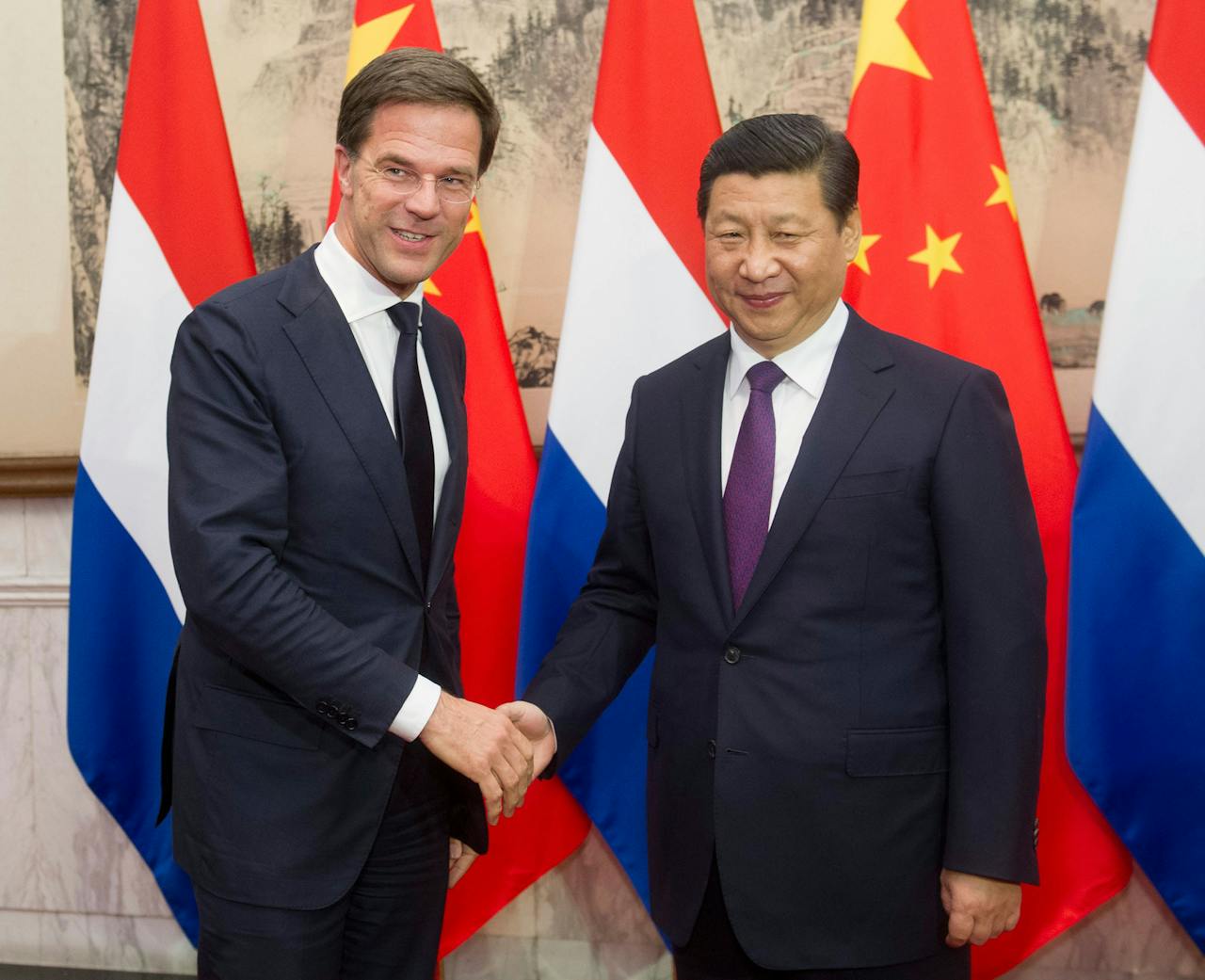 Bij een vorig bezoek aan China (november 2013) schudt premier Mark Rutte de hand van de Chinese president Xi Jinping.